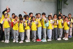 积极乐观的心态迎接小学生活从而缓解学生及家长的紧张焦虑情绪 　　